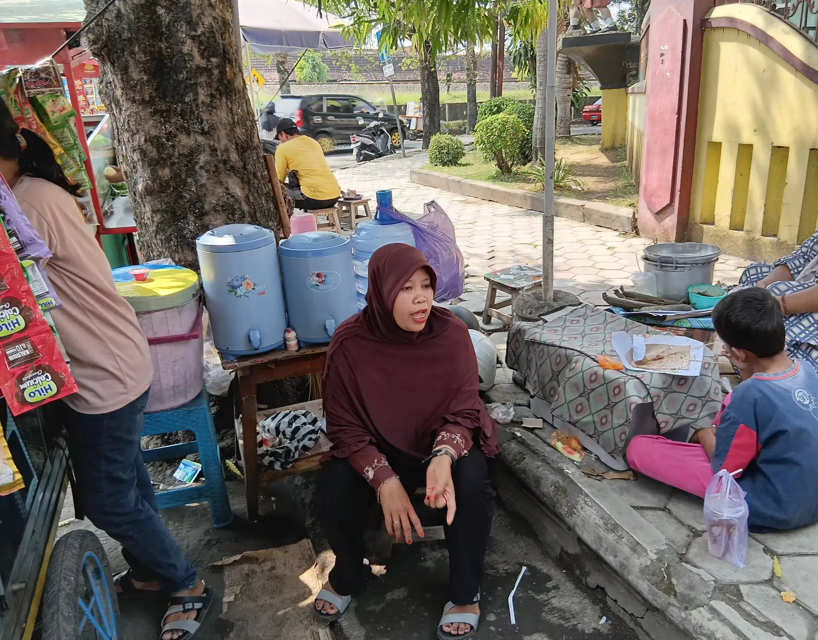 Viral Siswa SLB di Sragen Bantu Ibunya Dorong Gerobak Es Teh, Ini kisahnya