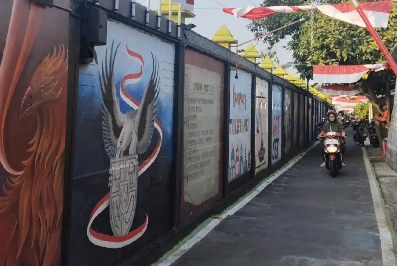 Kreatif! Tukang Cukur di Semarang Ini Sulap Kampung Tepi Rel Jadi Galeri Mural