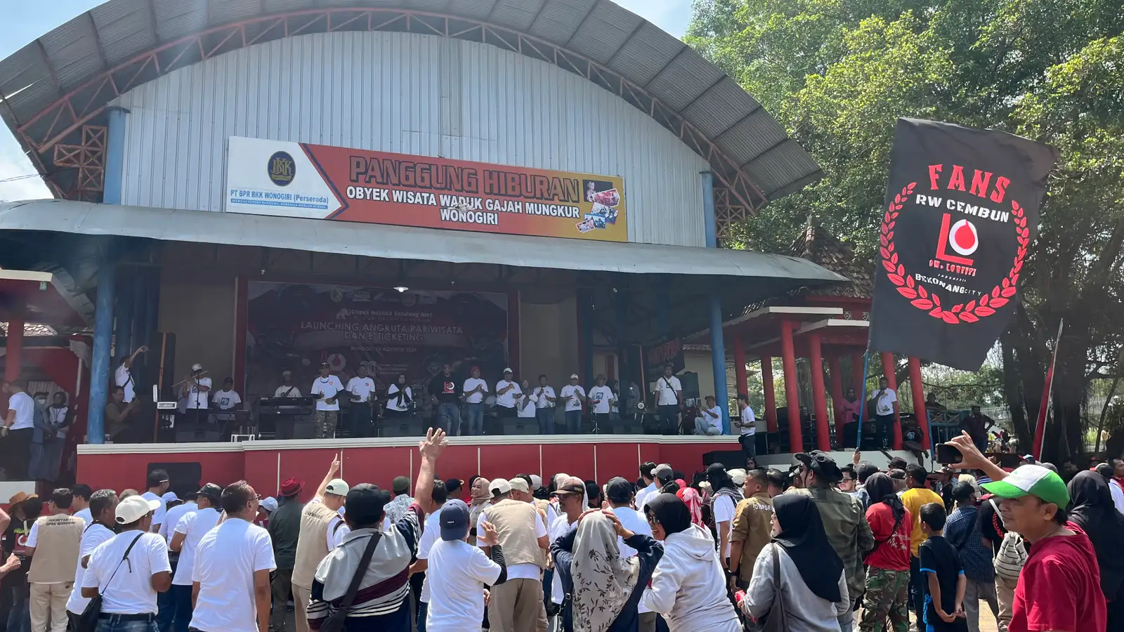 Seru! Bupati-Wabup Joget Bareng OM Lorenza di Peluncuran E-tiket WGM Wonogiri