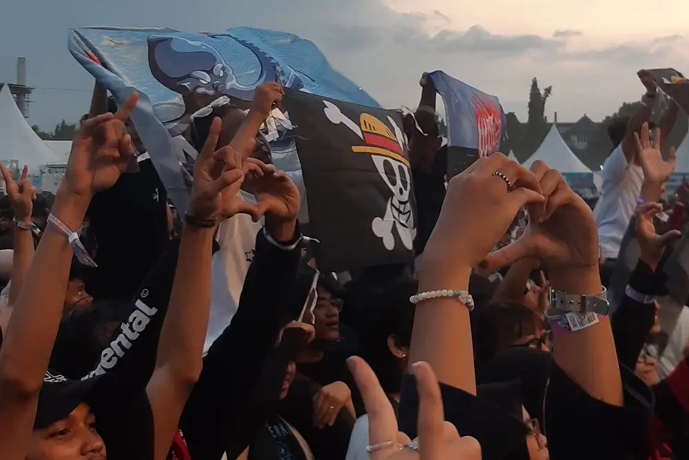 Bendera One Piece Dikibarkan saat Konser Musik di Jogja