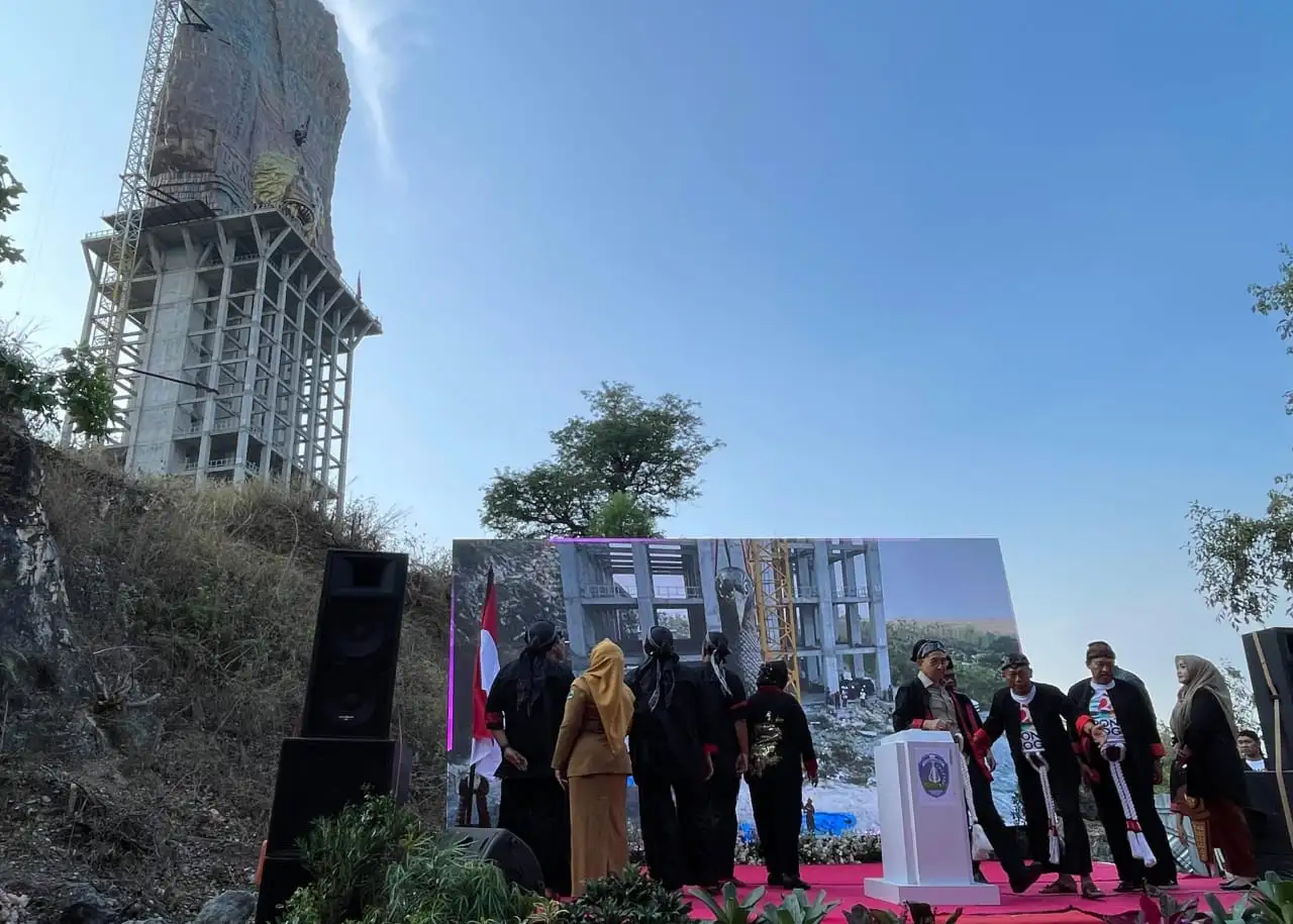 Kepala Merak Seberat 3 Ton Dipasang di Puncak Monumen Reog Ponorogo