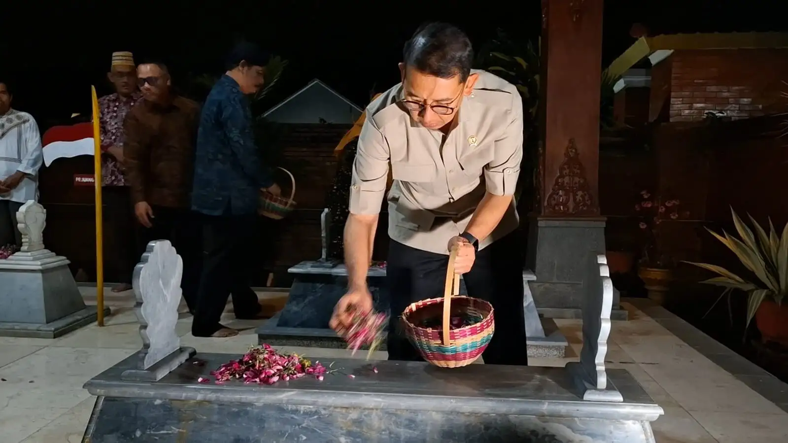 Fadli Zon Terkenang Sejarah saat Kunjungi Makam Gubernur Soerjo di Magetan