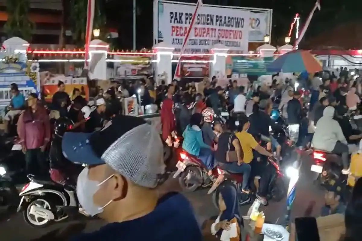 Alun-Alun Pati Membara Selasa Malam, Ribuan Massa Siap Demo 13 Agustus!
