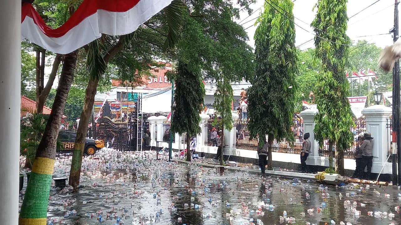 Polisi Tembakkan Gas Air Mata ke Massa Demo 13 Agustus Makzulkan Bupati Sudewo