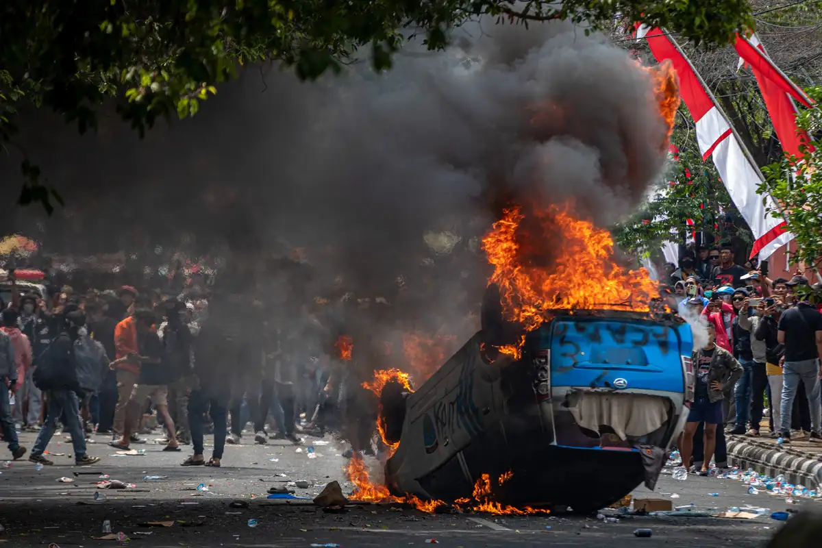 Kericuhan Warnai Demo di Pati, Massa Bakar Mobil dan Lempari Polisi dengan Botol