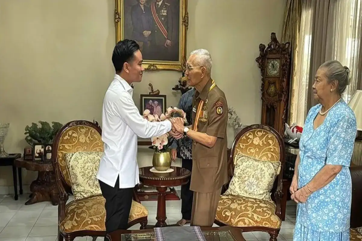 Gibran Silaturahmi ke Try Sutrisno, Antar Undangan HUT ke-80 RI