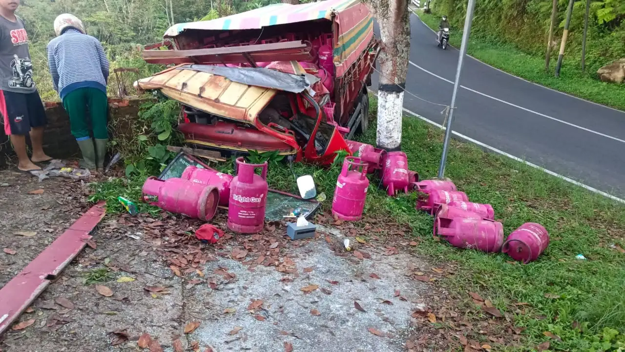 Diduga Ngantuk, Truk Bawa Gas Tabrak Tebing Di Dukun Tawangmangu