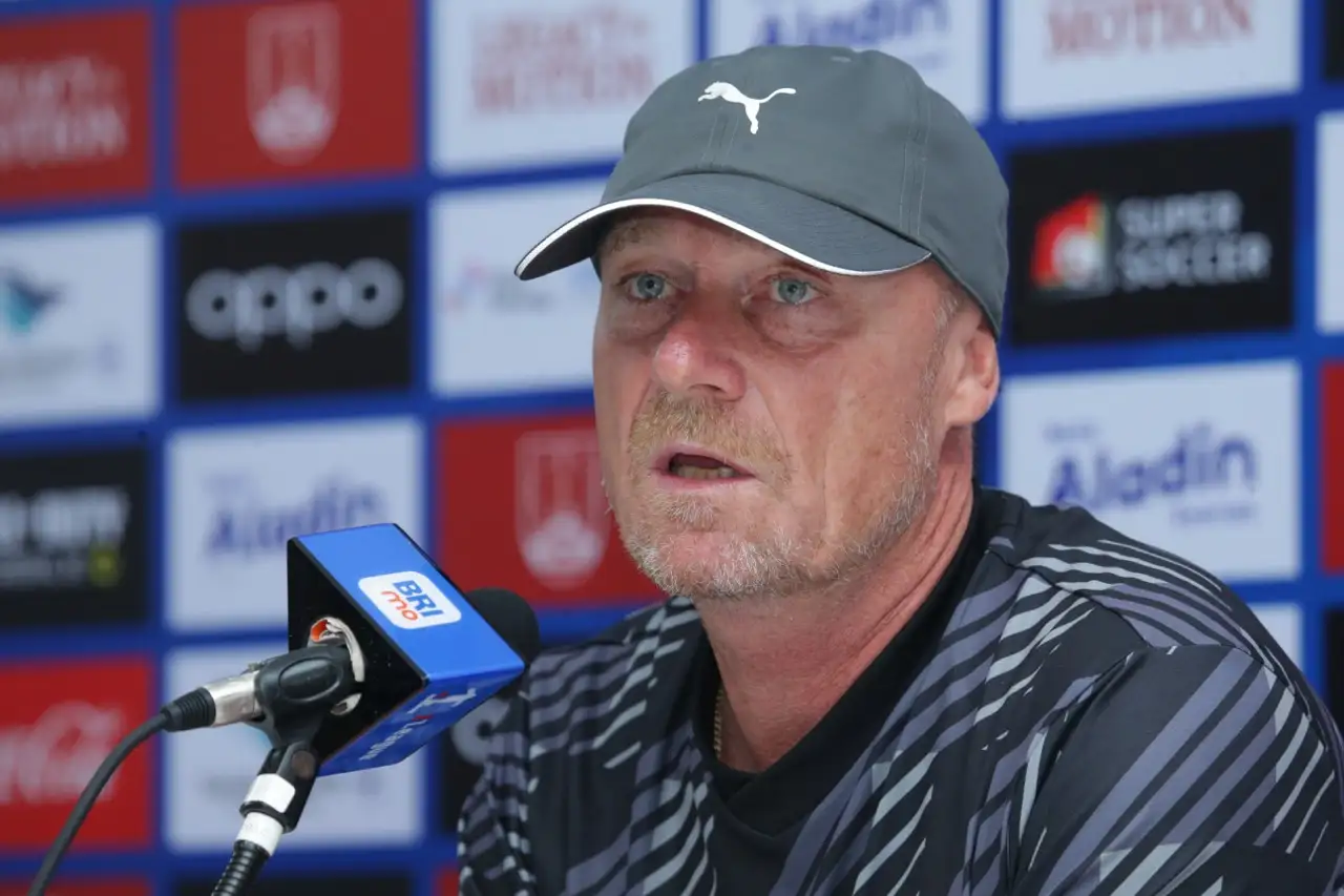 Persis Solo vs Persija Jakarta: Peter de Roo Tak Risau Tren Kartu Merah