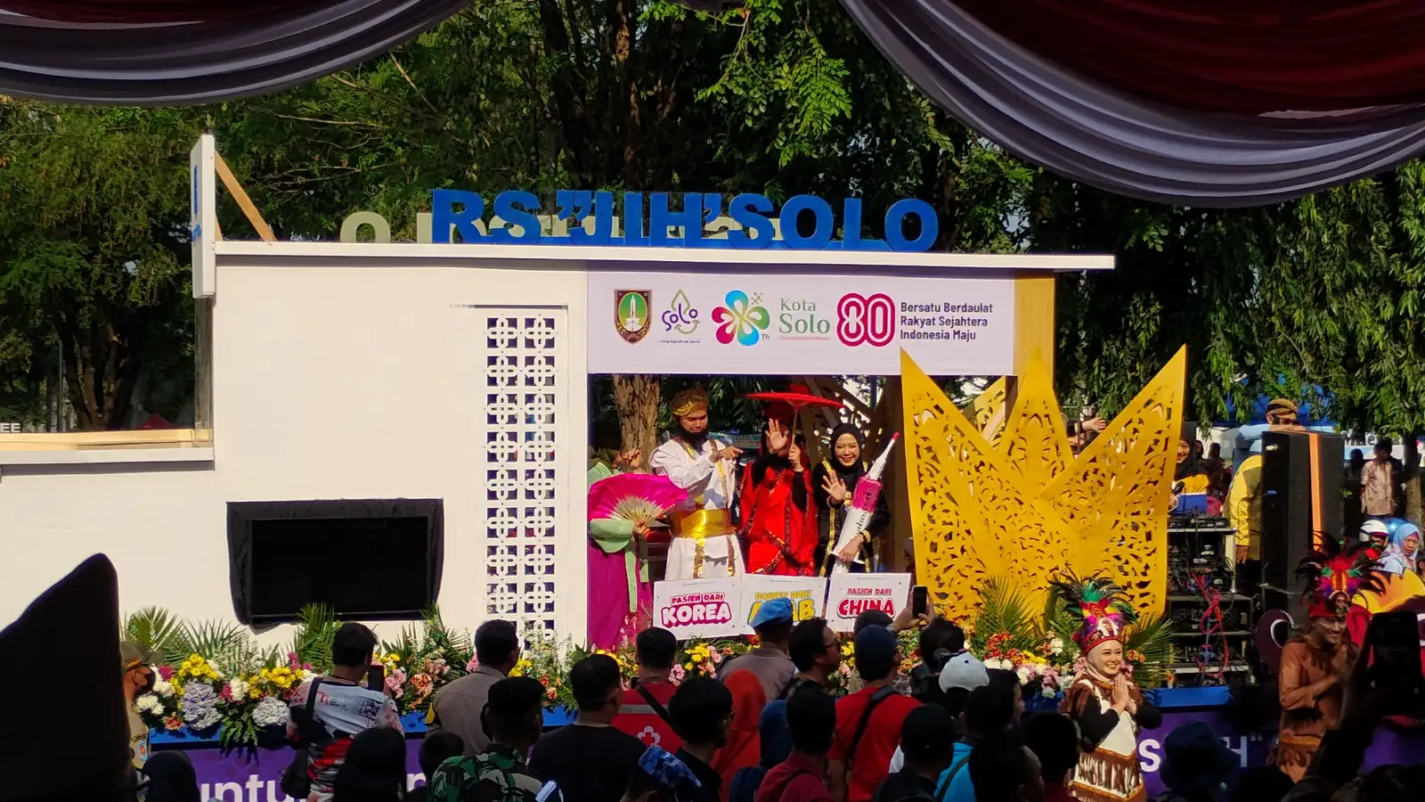 Layanan Kesehatan Bertaraf Internasional Ditampilkan di Pawai Pembangunan Solo