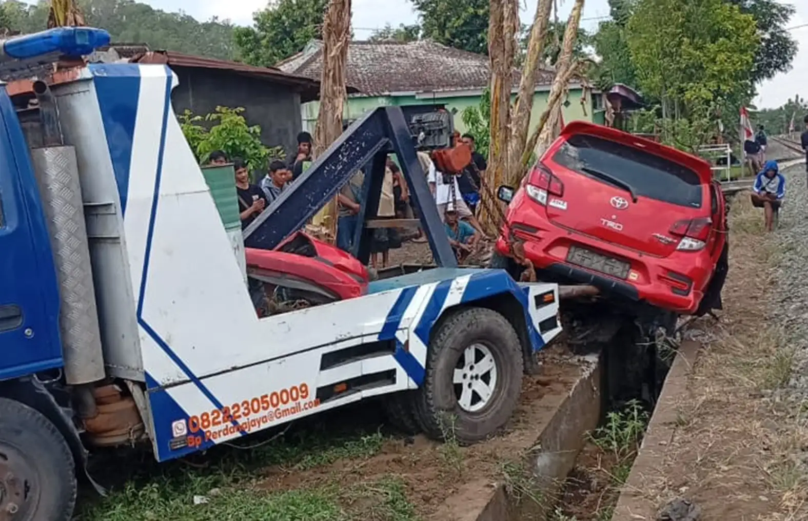 Mobil Tertemper KA Batara Kresna di Selogiri Wonogiri, 1 Orang Meninggal