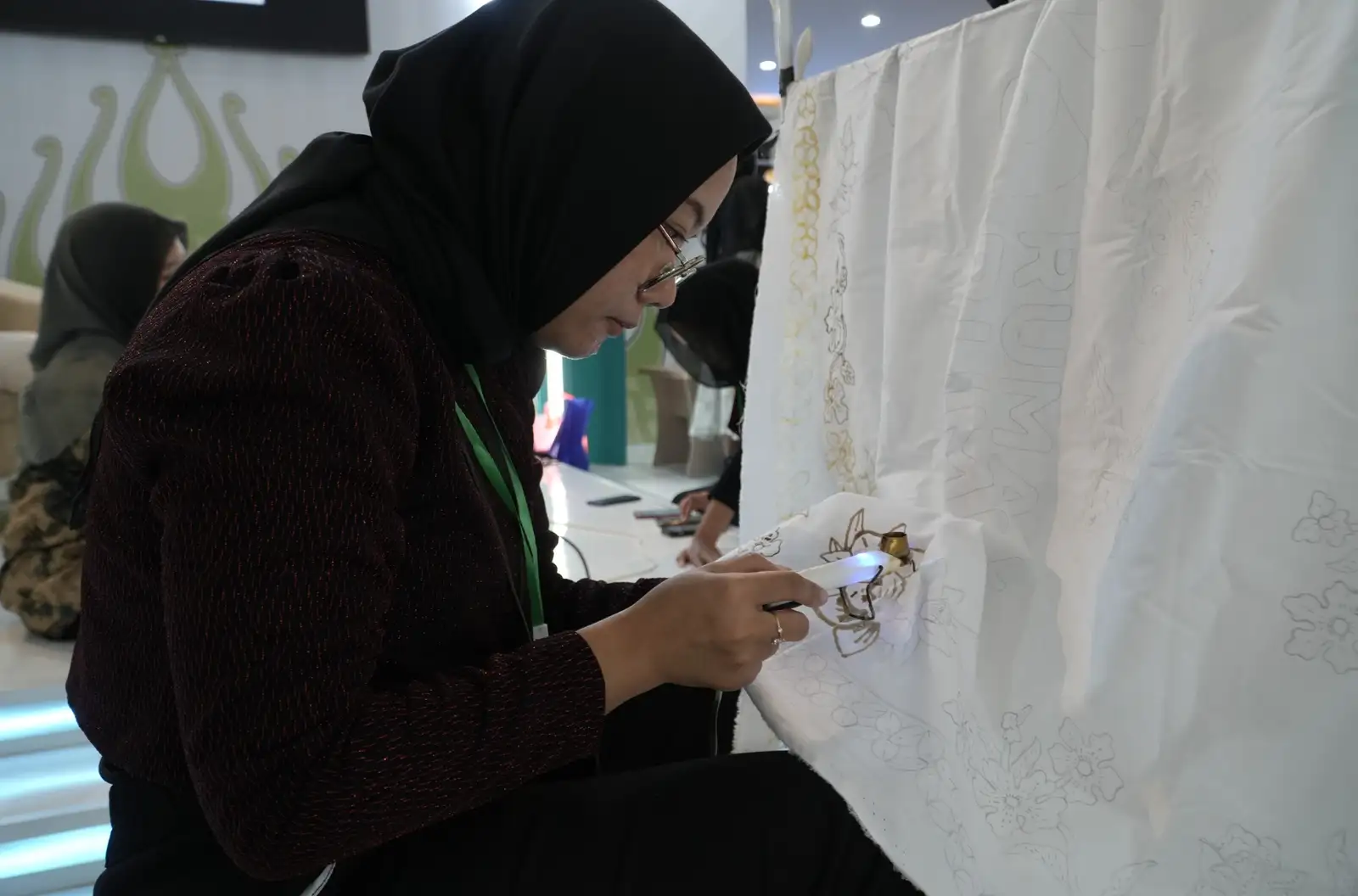 PLN Perkenalkan Inovasi Membatik Ramah Lingkungan dengan Canting Elektrik di JFW