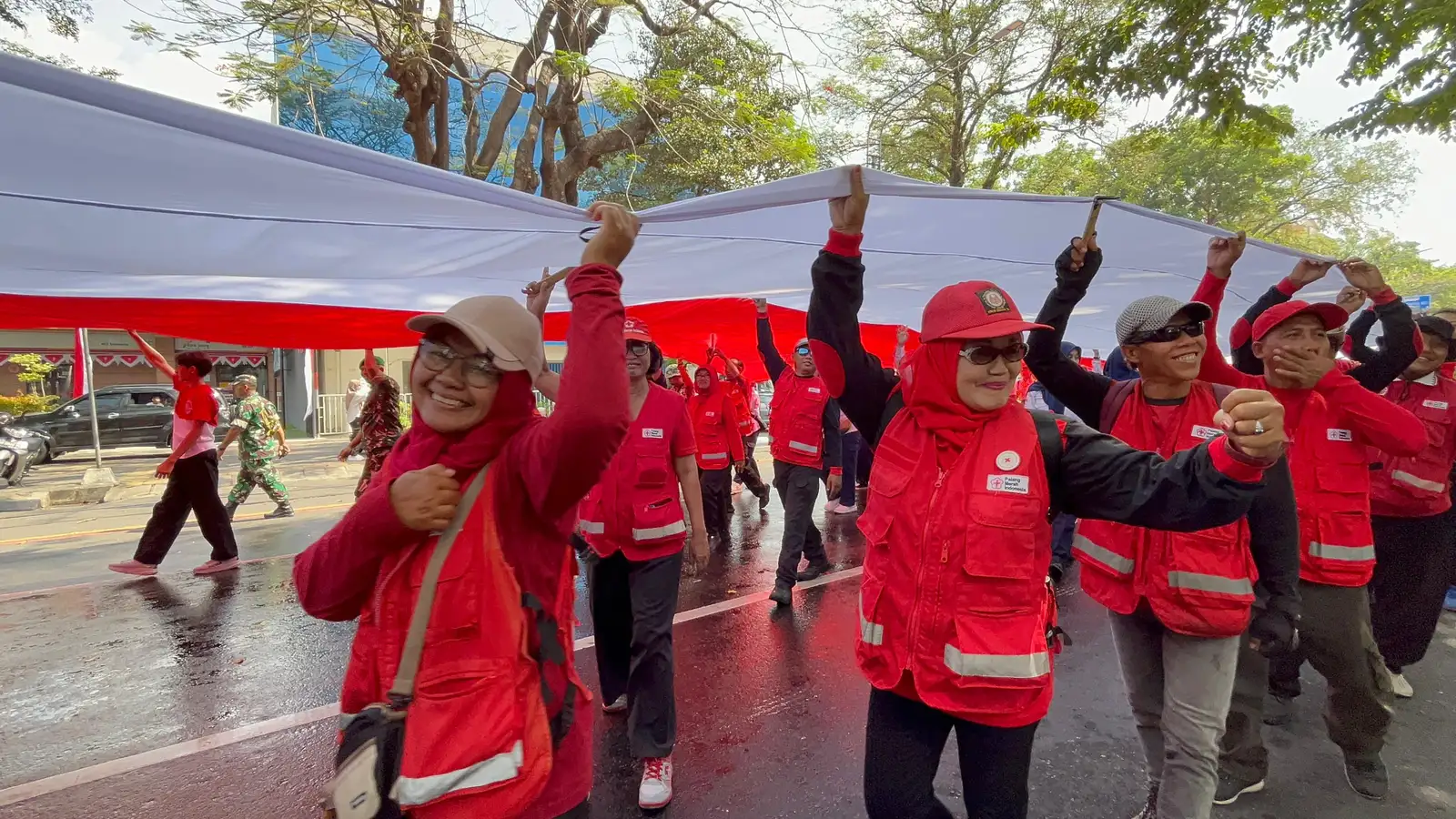 Butuh 300 Orang untuk Bawa Bendera Merah Putih Raksasa di Pawai Pembangunan Solo