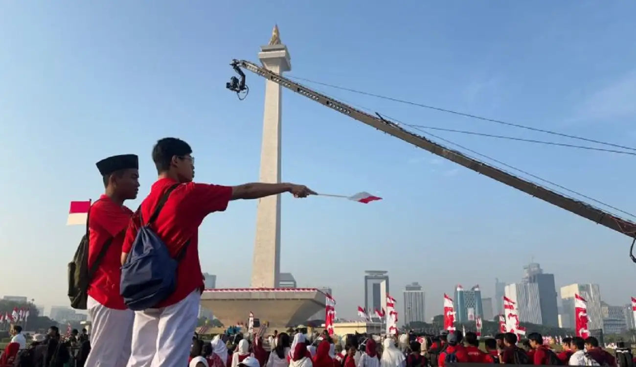 Jelang Kirab Bendera, Monas Dipadati Warga Berbusana Merah Putih