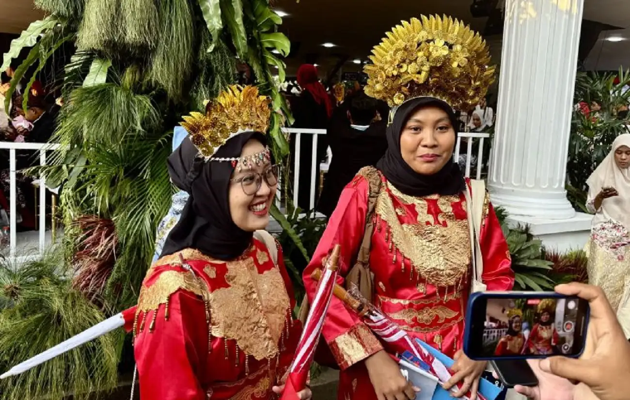 Warga Peserta Upacara HUT RI Mulai Padati Istana Merdeka