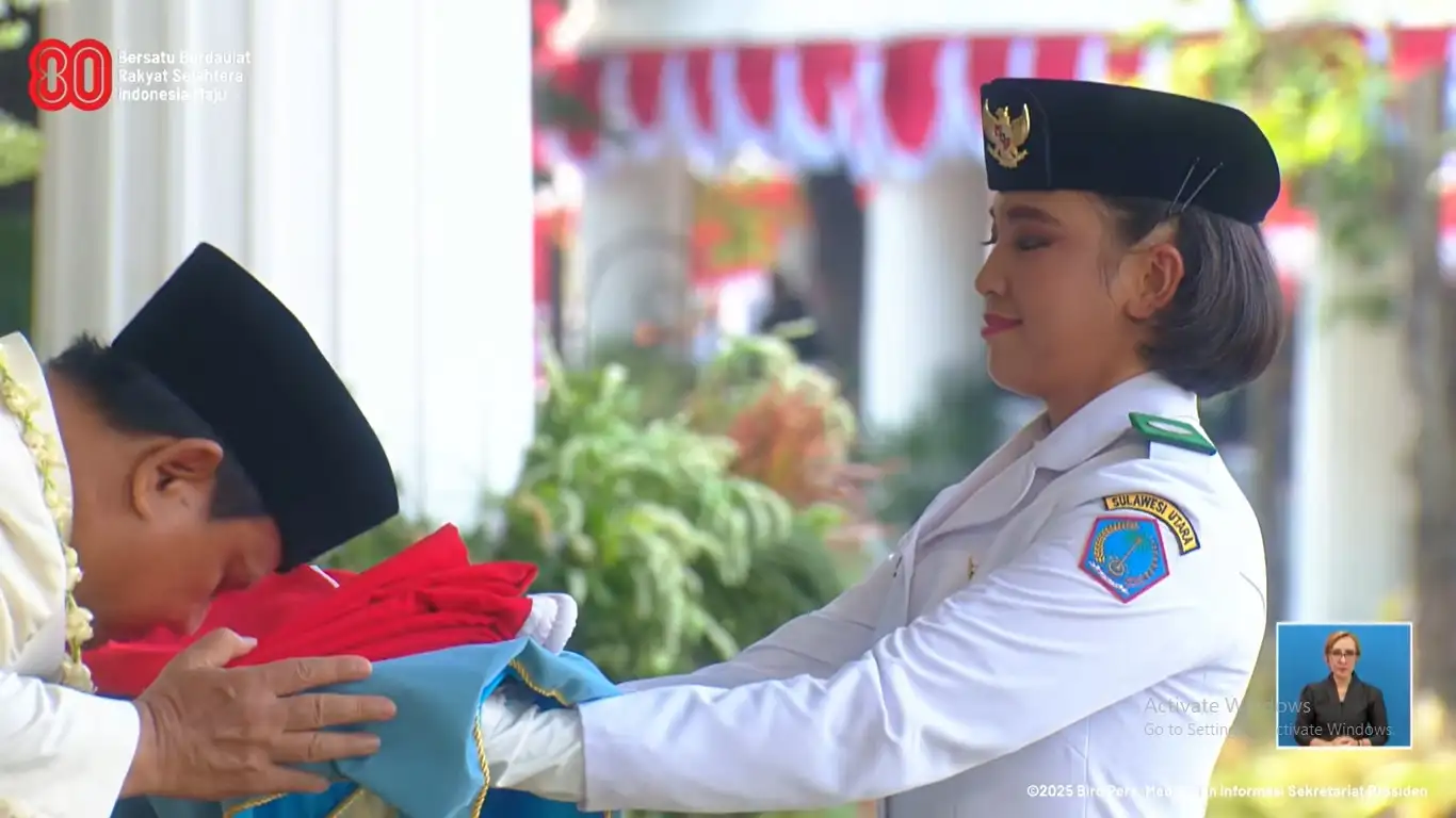 Presiden Prabowo Cium Bendera Merah Putih sebelum Dikibarkan