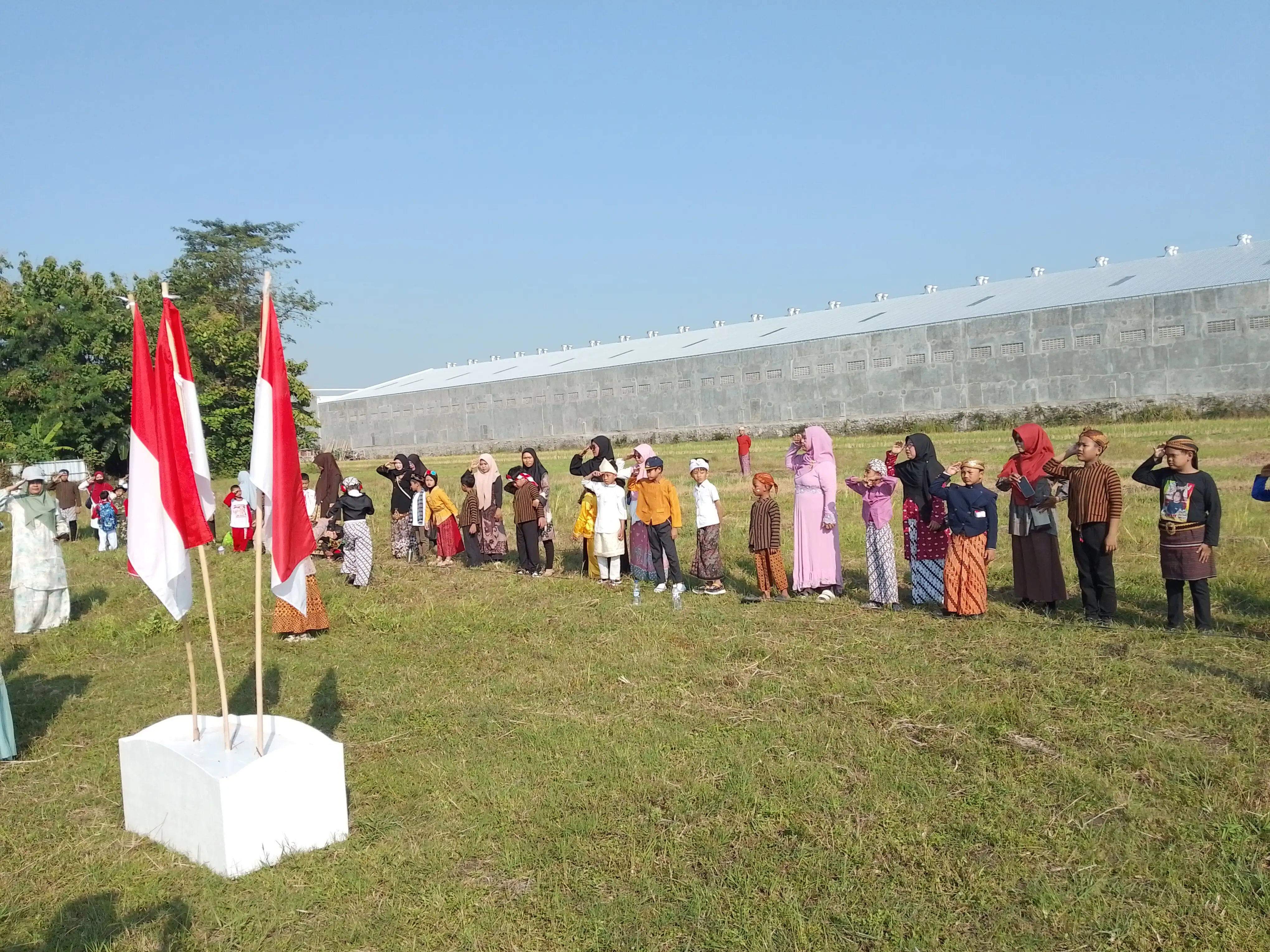 Peringati HUT Kemerdekaan, Murid Sekolah Alam Aminah Sukoharjo Pakai Baju Adat