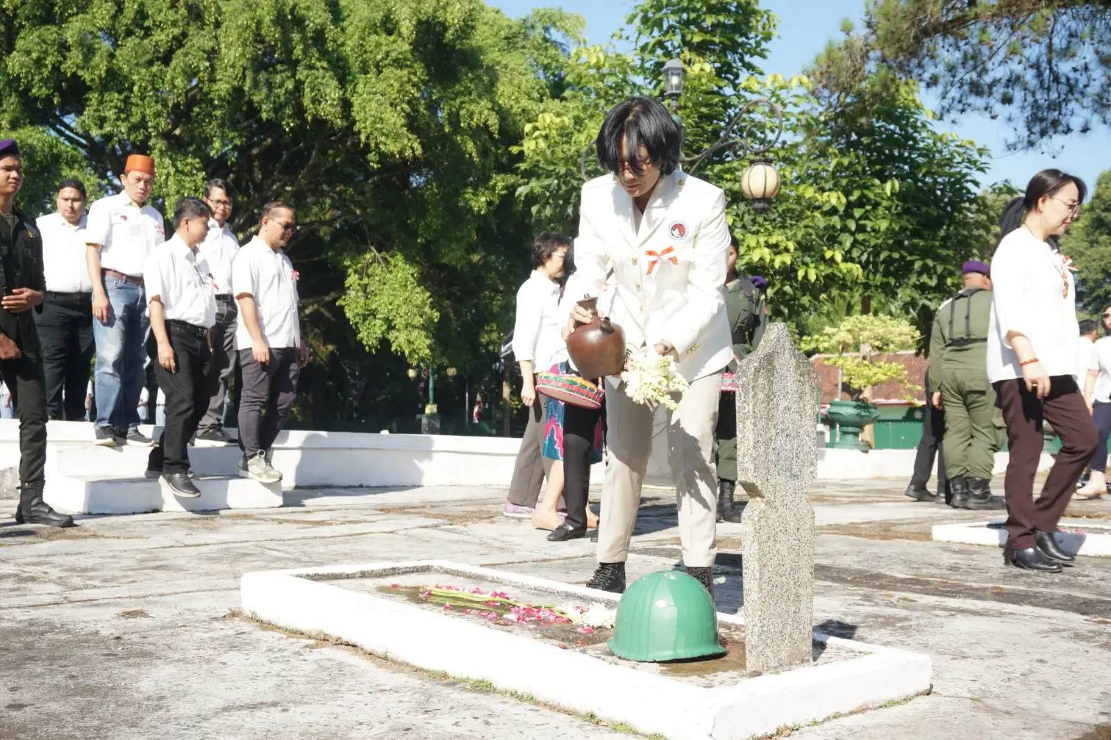UKSW Salatiga Tabur Bunga di Taman Makam Pahlawan dan Cungkup