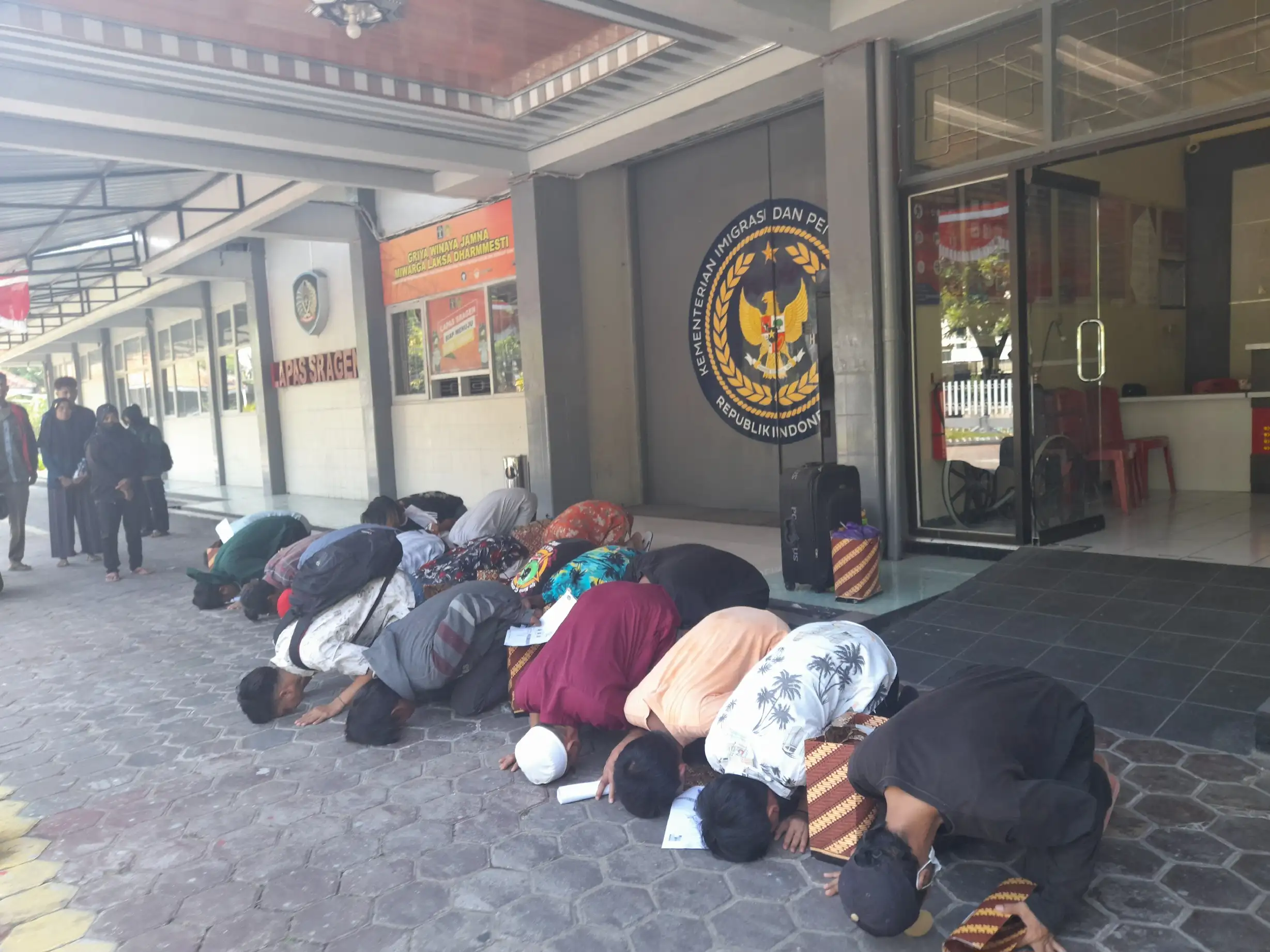 Bebas, 18 Napi LP Sragen Sujud Syukur setelah Dapat Remisi di HUT ke-80 RI