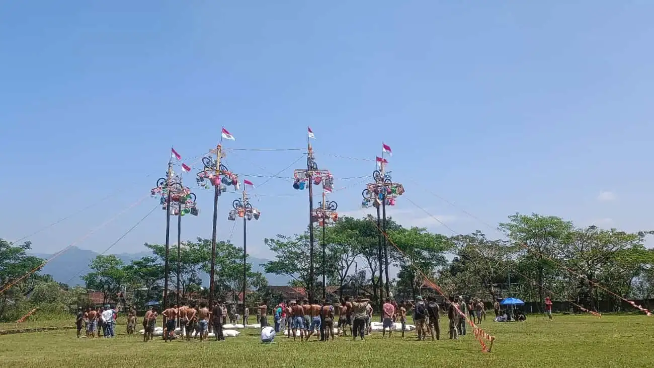 Seru, Warga Tuntang Semarang Ikuti Panjat Pinang di Saloka Theme Park
