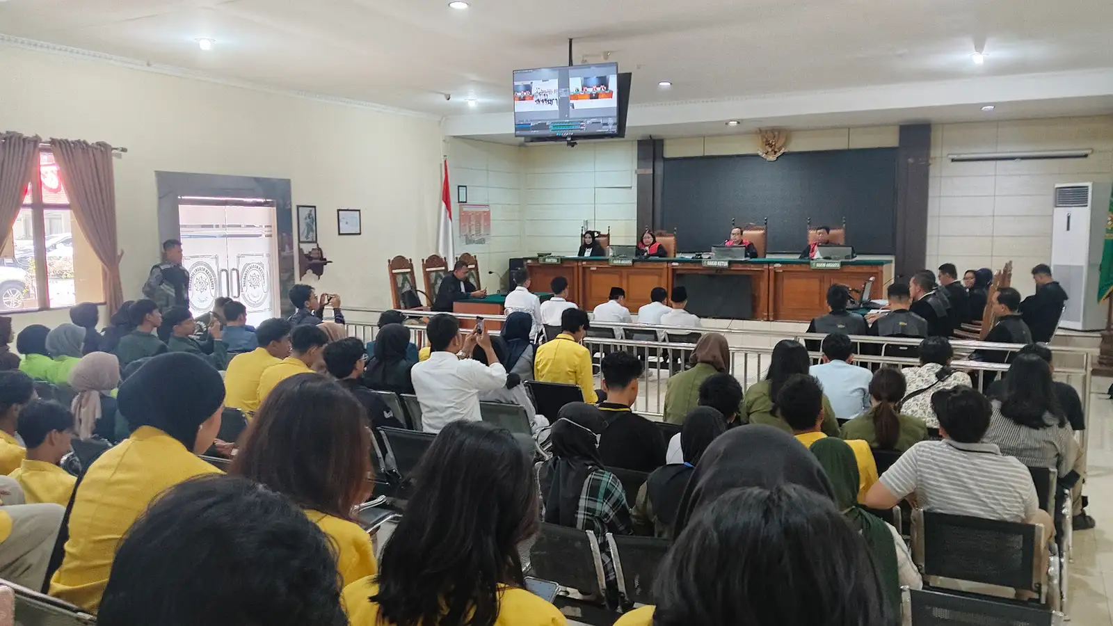 Bentuk Solidaritas, Sidang Dakwaan Demo May Day di Semarang Dipenuhi Mahasiswa