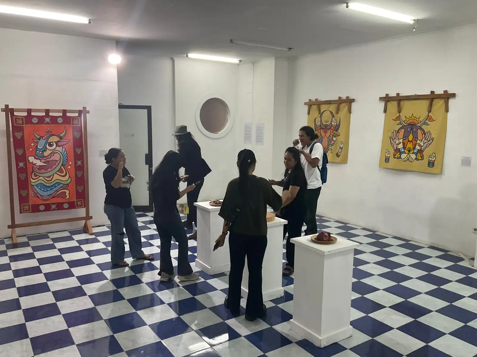 Angkat Cerita Tradisi Karapan Sapi, Seniman asal Madura Gelar Pameran di Solo