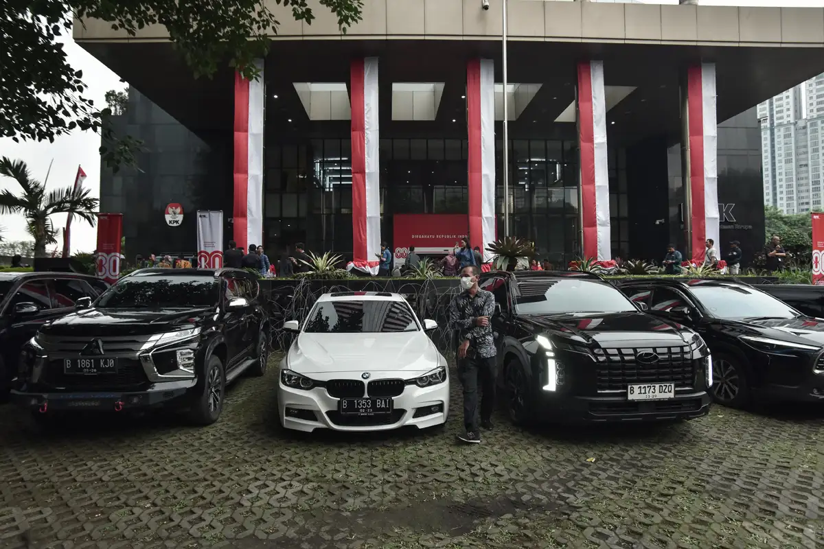 KPK Tunjukkan Motor dan Mobil Sitaan Terkait OTT Wamenaker