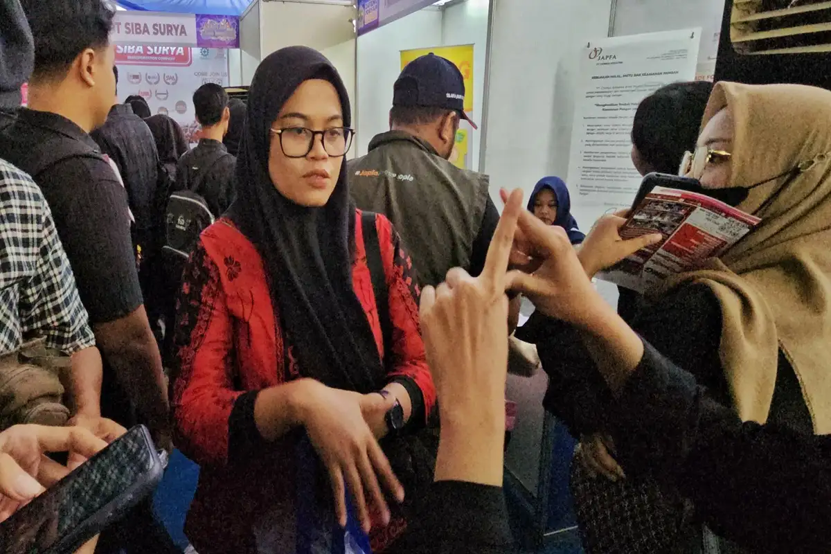 Kisah Uli, Perempuan Tunarungu Berjuang di Job Fair Disnakertrans Jateng 2025