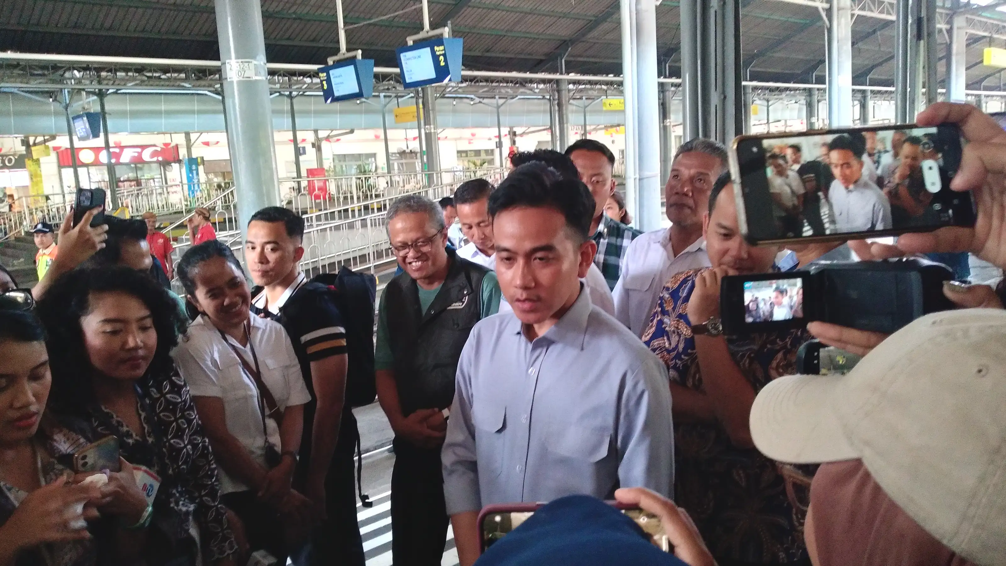Wapres Gibran Imbau Warga Tak Terpancing Hoaks Imbas Demo Besar