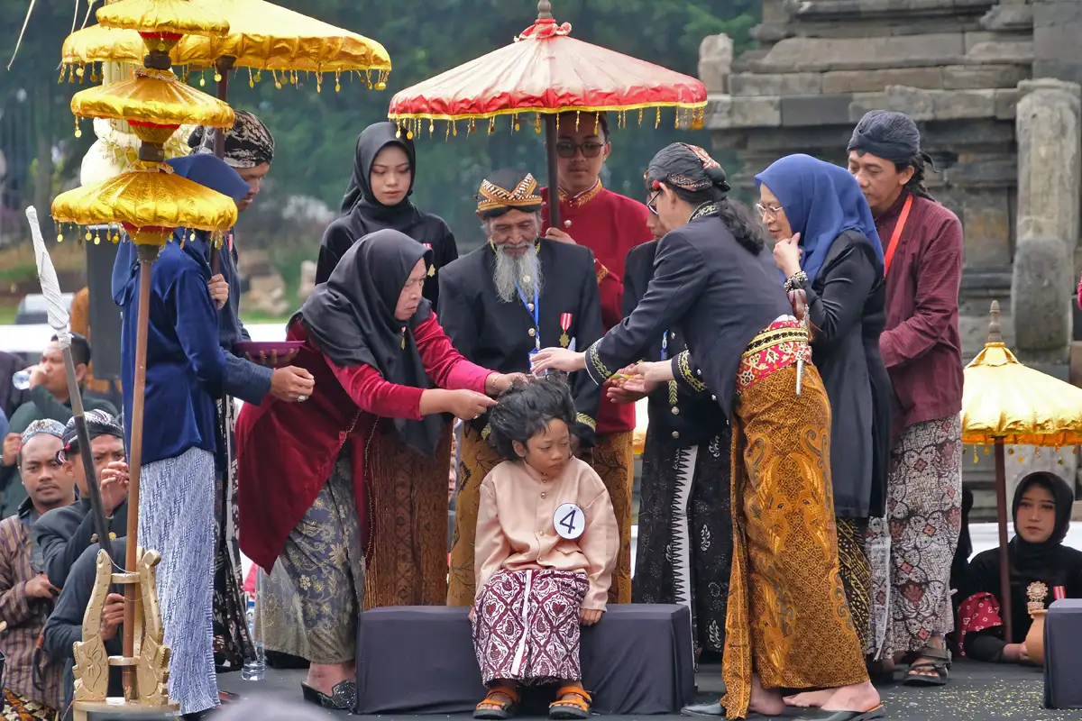 Ritual Potong Rambut Gimbal Anak Bajang di Candi Arjuna Dieng