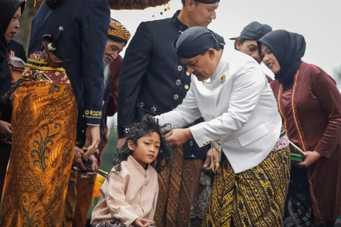 Ahmad Luthfi dan AHY Ikut Cukur Rambut Gimbal, Tradisi yang Perlu Dilestarikan
