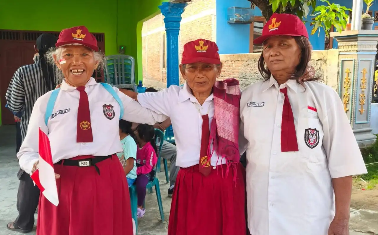 Warga Lansia di Sragen Cosplay Jadi Murid SD Agar Anak-anak Rajin Sekolah