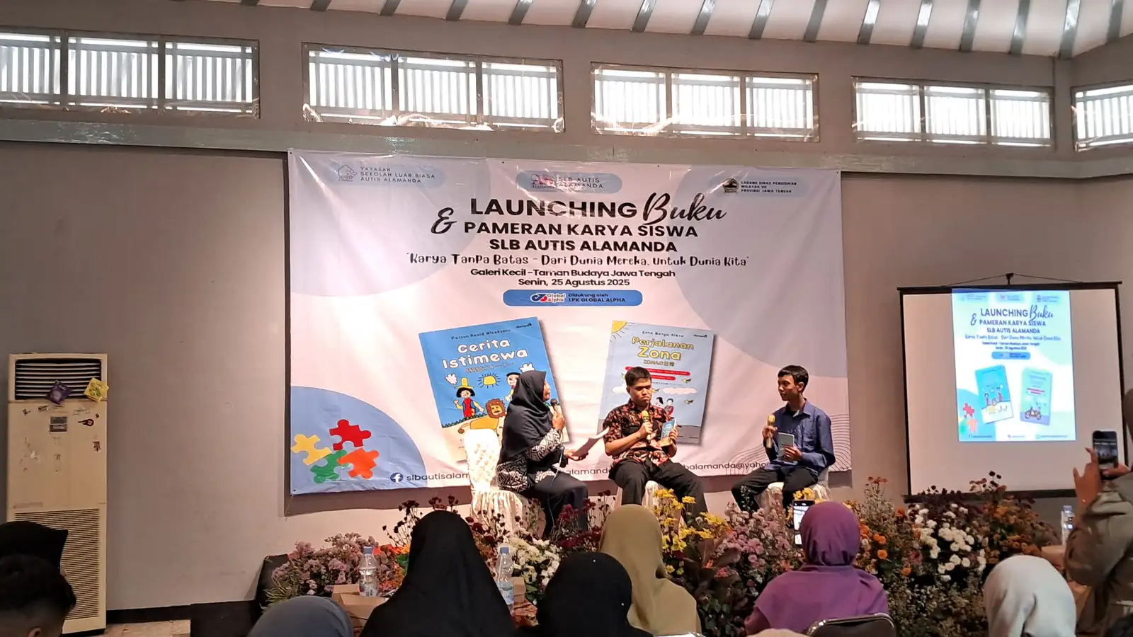 Keren! Siswa SLB Alamanda Solo Luncurkan 2 Buku dan Pamerkan 45 Lukisan