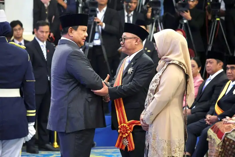 Mendikdasmen Terima Tanda Bintang Mahaputera Utama dari Presiden Prabowo