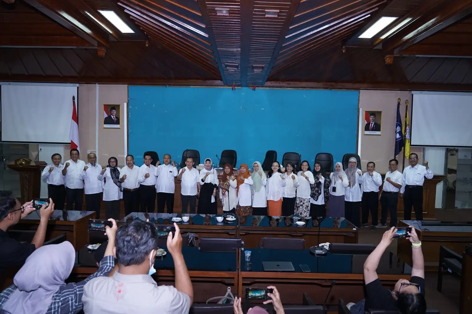 Tingkatkan Kualitas Akademik dan Riset, UNS Solo Kukuhkan 19 Guru Besar Baru