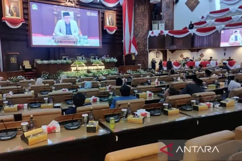 Panen Interupsi, Rapat Paripurna Pembahasan P-APBD Jatim 2025 Ditunda