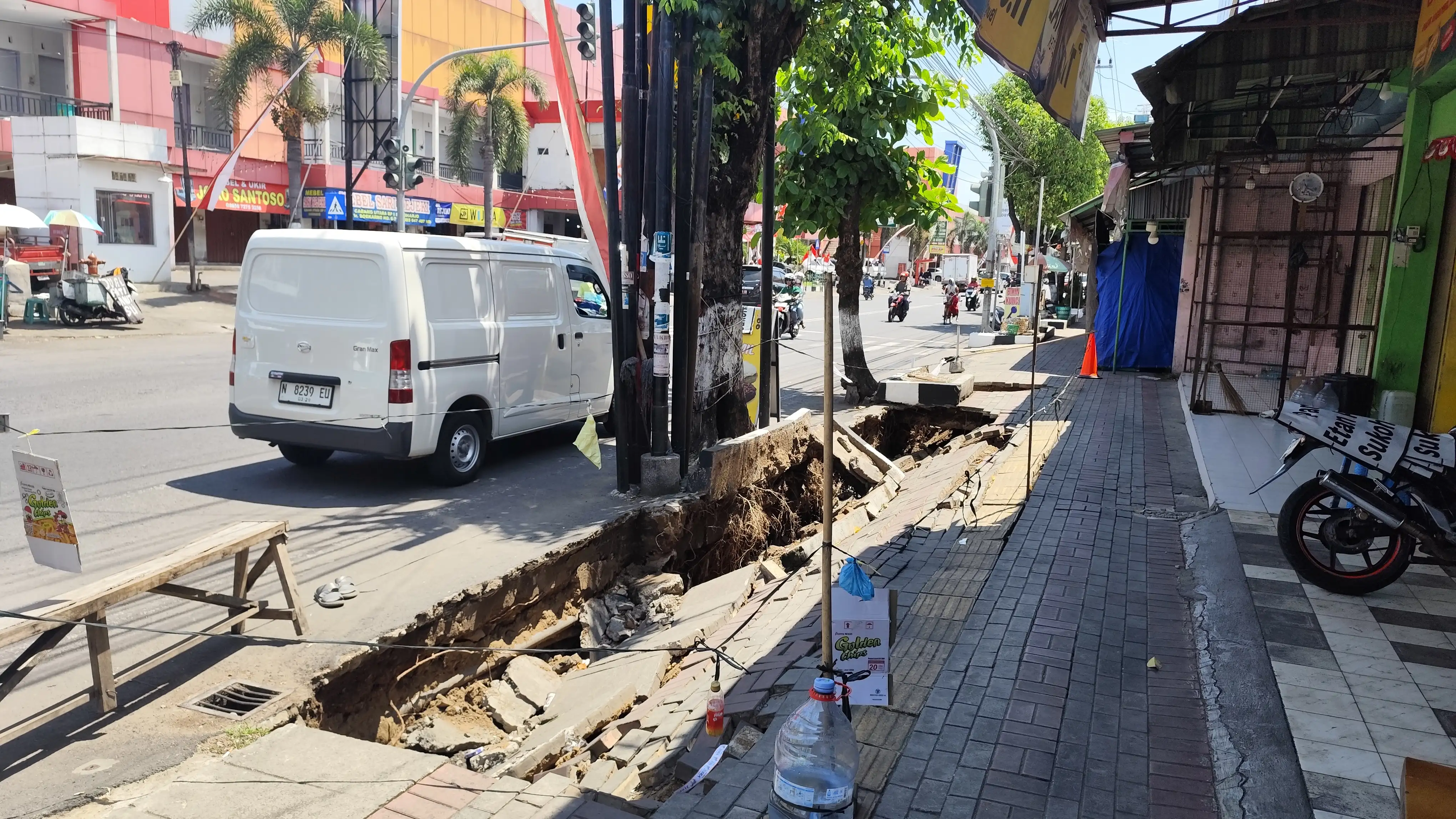 Citywalk Depan Pasar Ir Soekarno Ambles Sepanjang 20 Meter, Ini Penyebabnya
