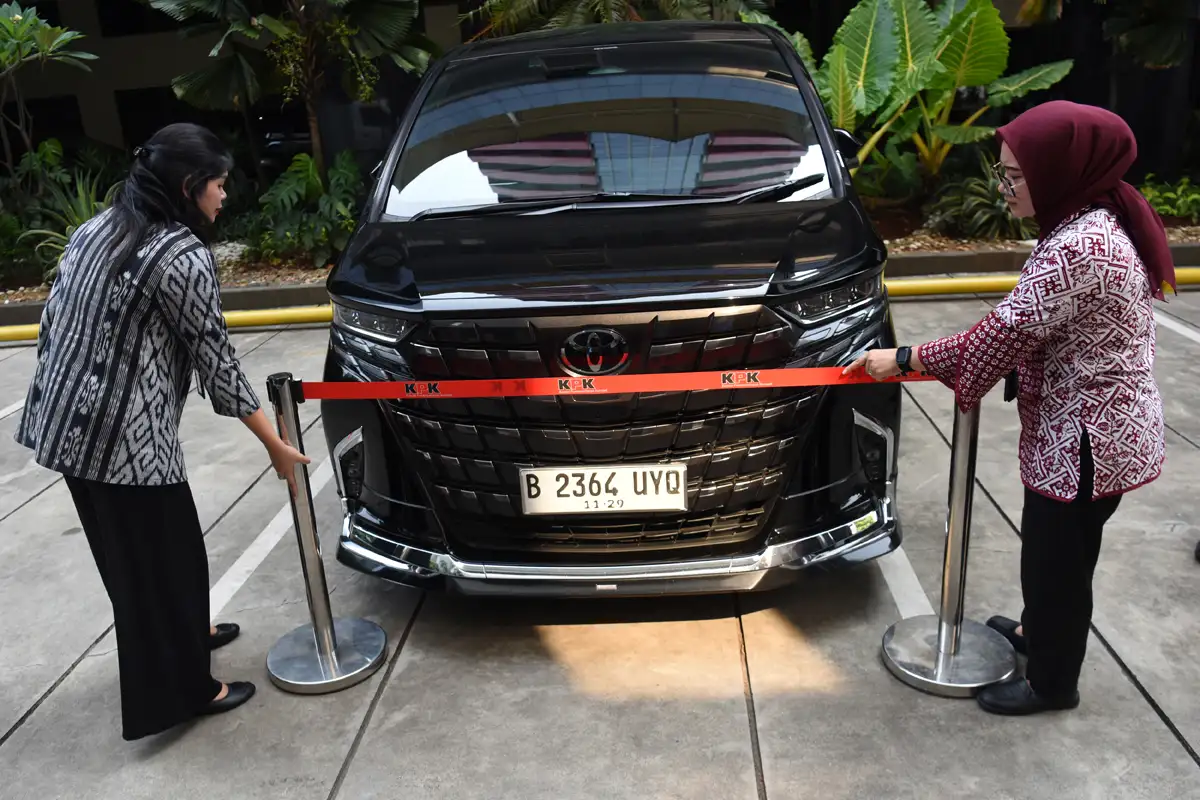 KPK Sita Mobil Alphard & 4 Ponsel dari Rumah Dinas Eks Wamenaker Noel