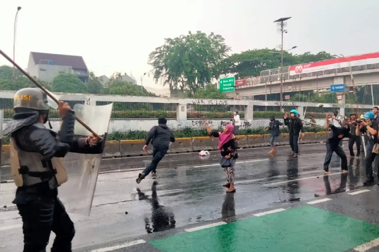 Emak-Emak Pasang Badan Lawan Aparat saat Demo Buruh di DPR Ricuh