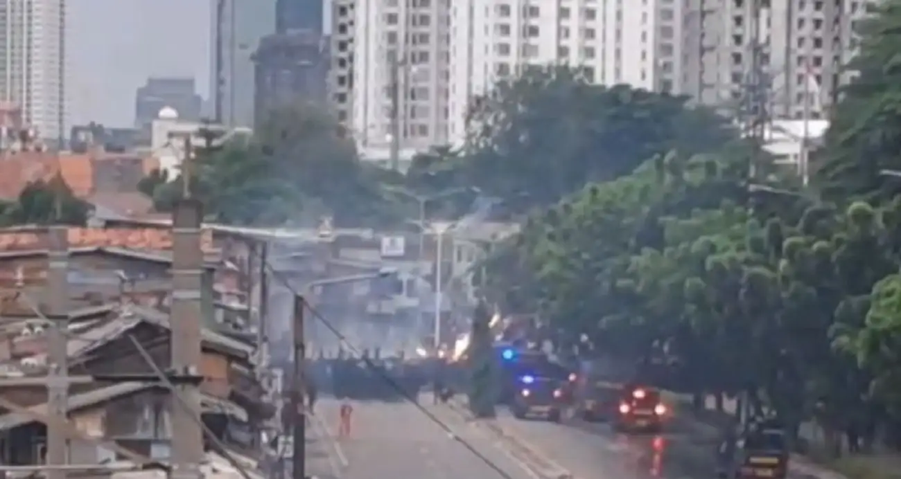 Ledakan Petasan & Tembakan Gas Air Mata di Pejompongan Warnai Demo Buruh di DPR