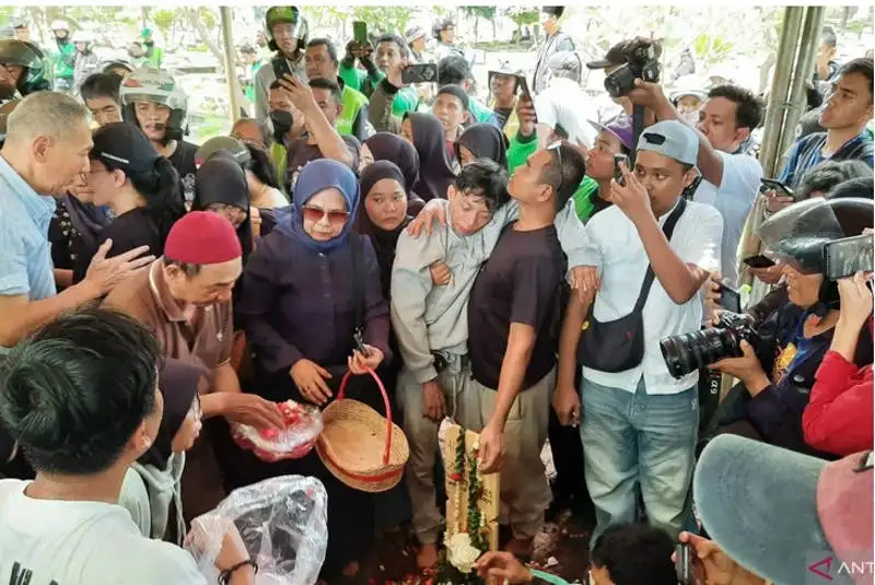 Pengemudi Ojol Hadiri Pemakaman Korban Rantis Brimob