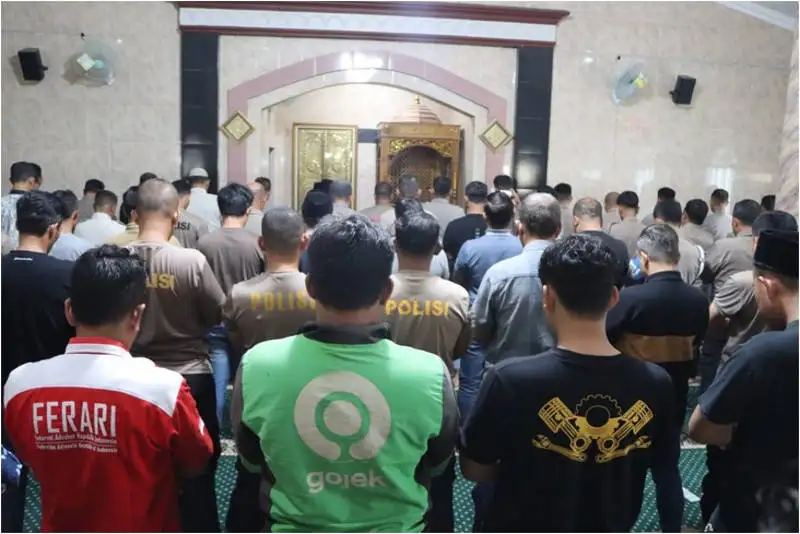 Polres Salatiga dan Pengemudi Ojol Gelar Salat Gaib untuk Korban Rantis Brimob