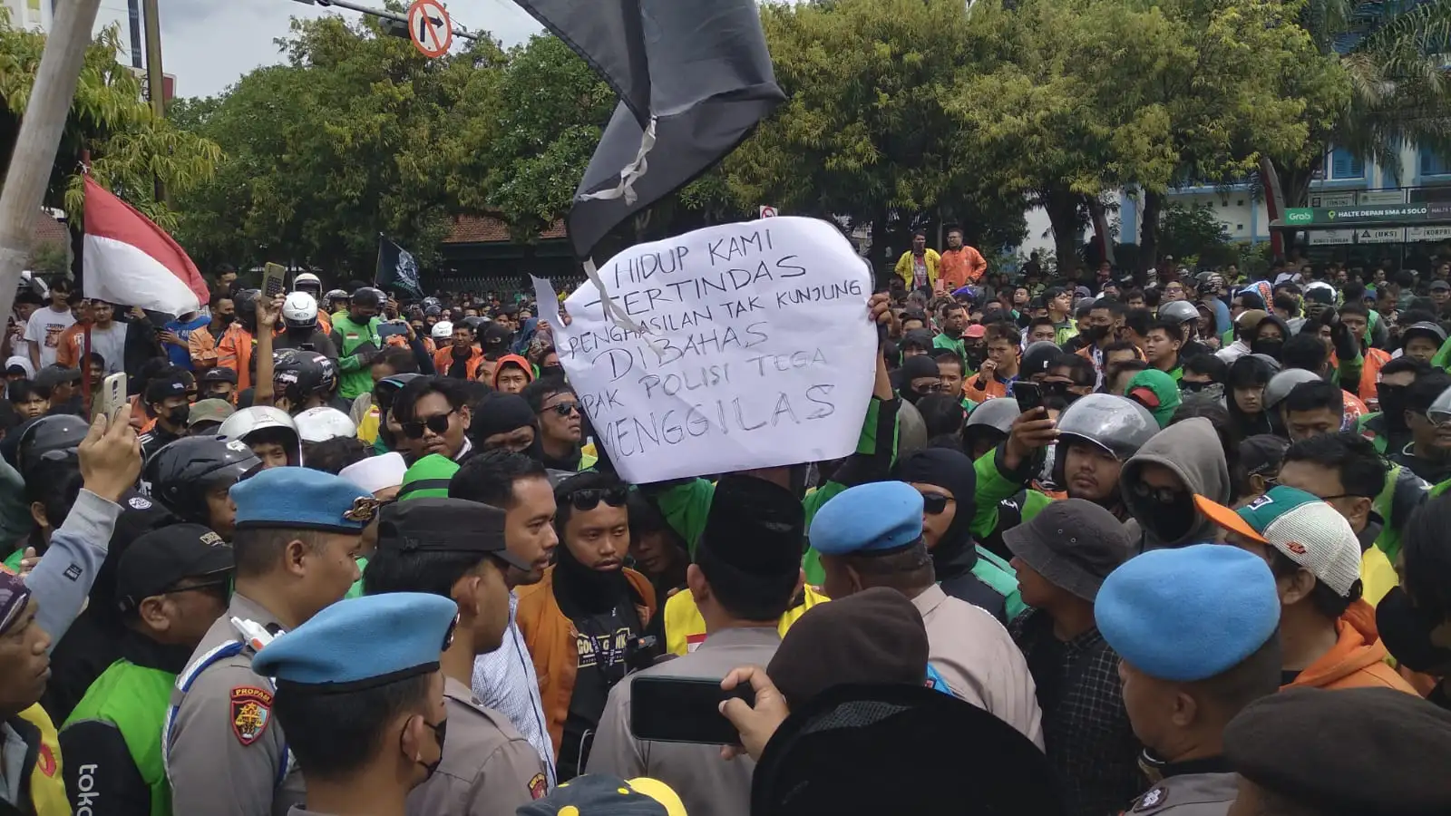 Ribuan Driver Ojol Demo, Pintu Mako Brimob Manahan Solo sampai Ambruk