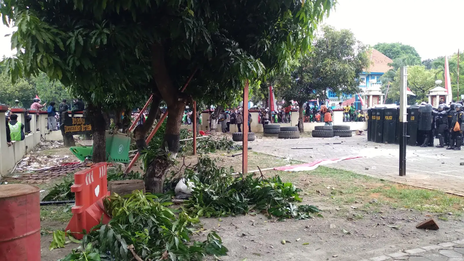 Demo Driver Ojol Solo Ricuh, Oknum Massa Lempar Batu dan Rusak Pagar Mako Brimob