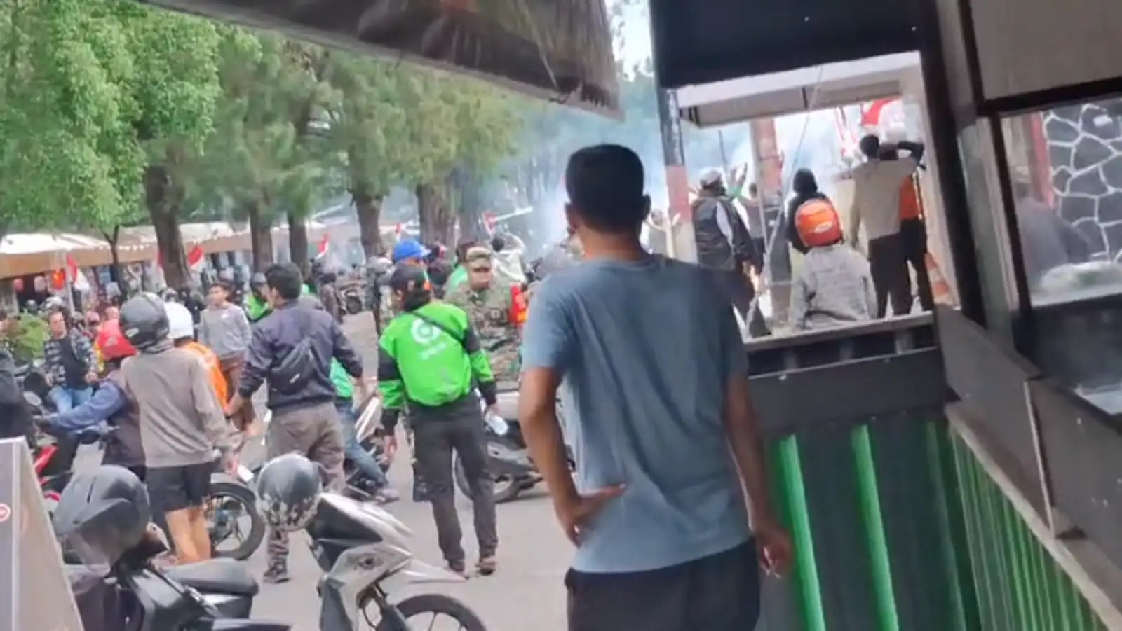 Demo Driver Ojol Solo Kian Memanas, Polisi Lempar Bom Asap dan Gas Air Mata