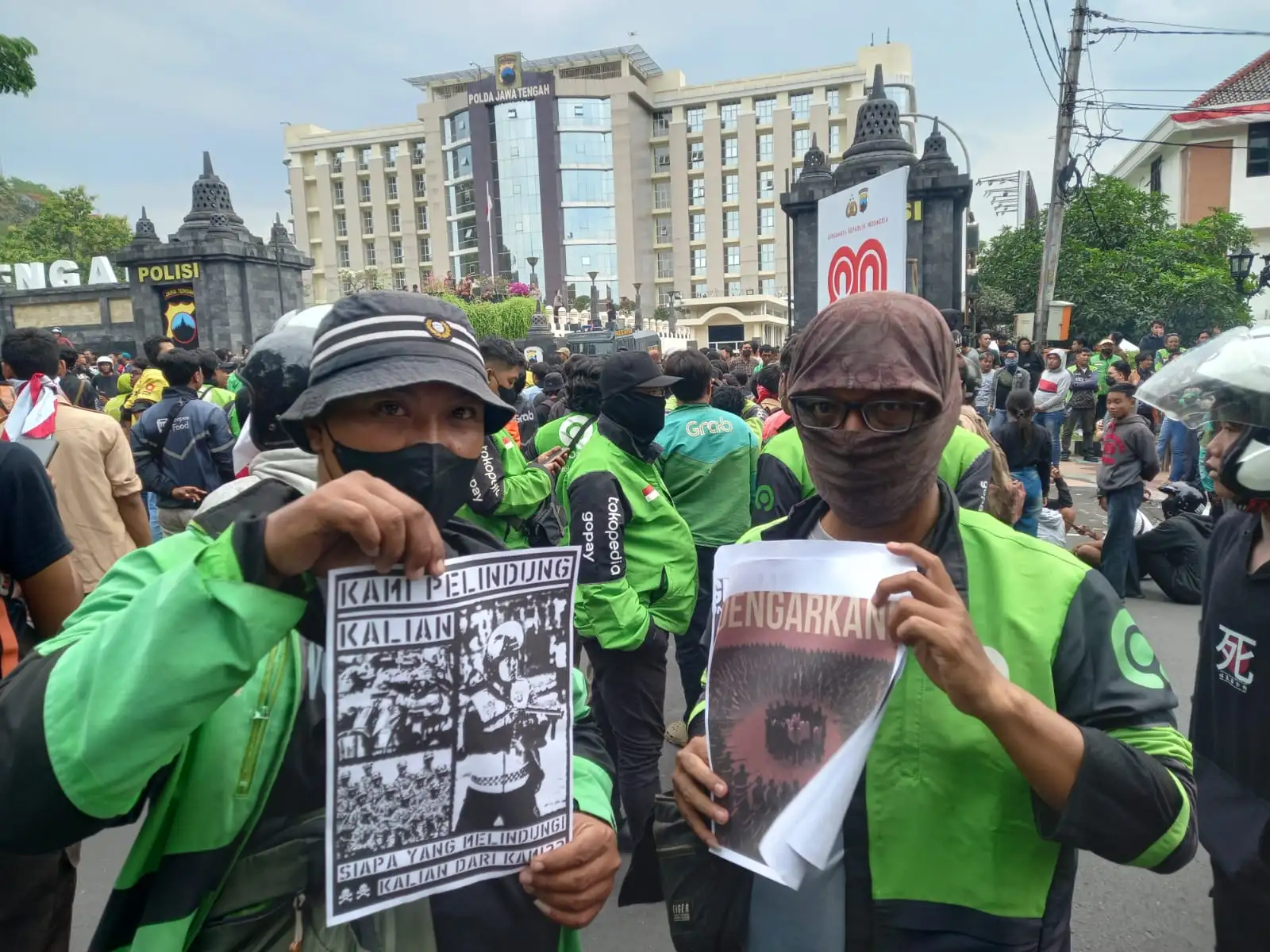 Aksi Demo di Mapolda Jateng Diwarnai Tembakan Gas Air Mata