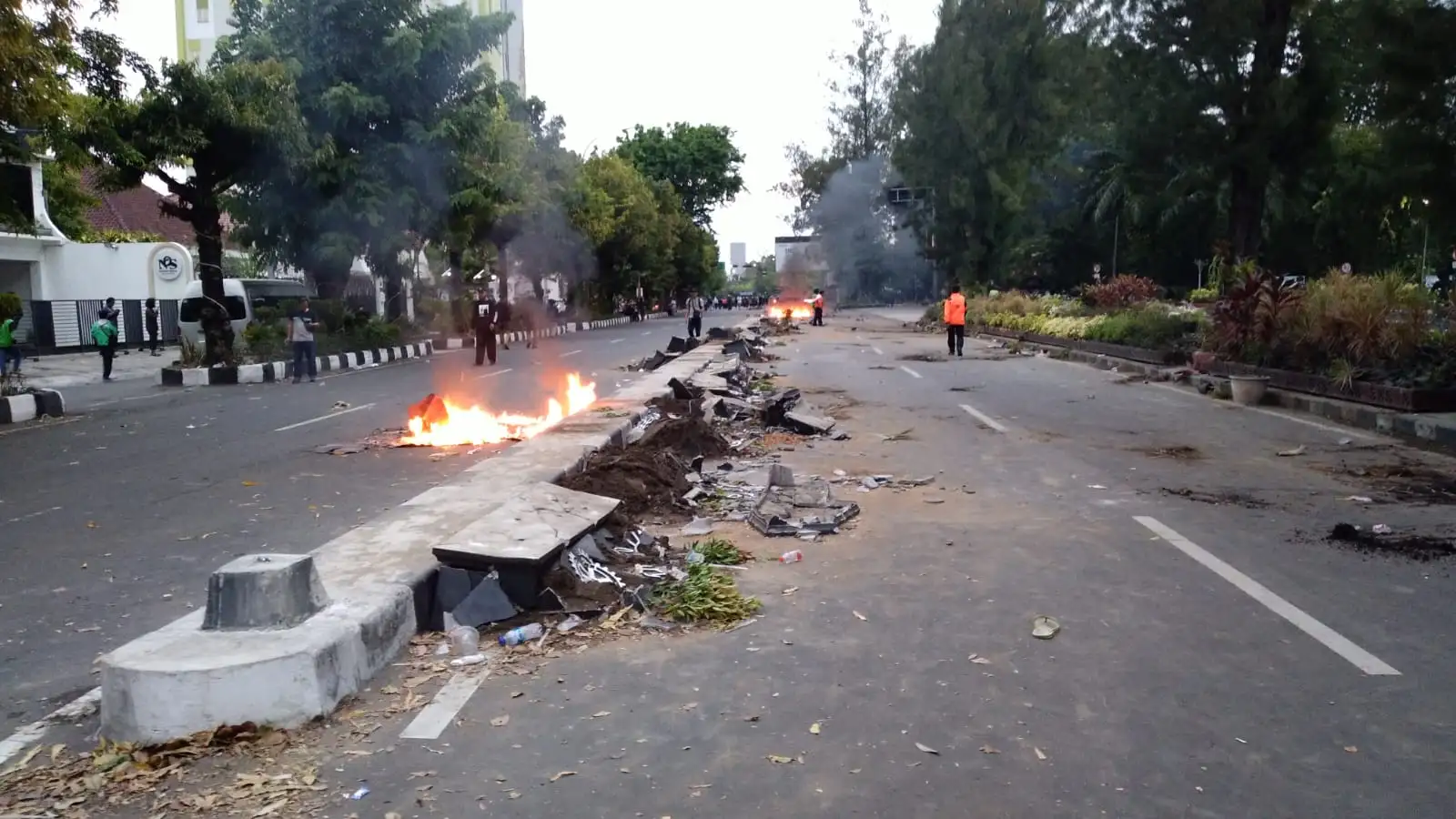 Hibah Pot Tanaman di Median Jalan Baru 3 Hari Dipasang Rusak akibat Demo di Solo