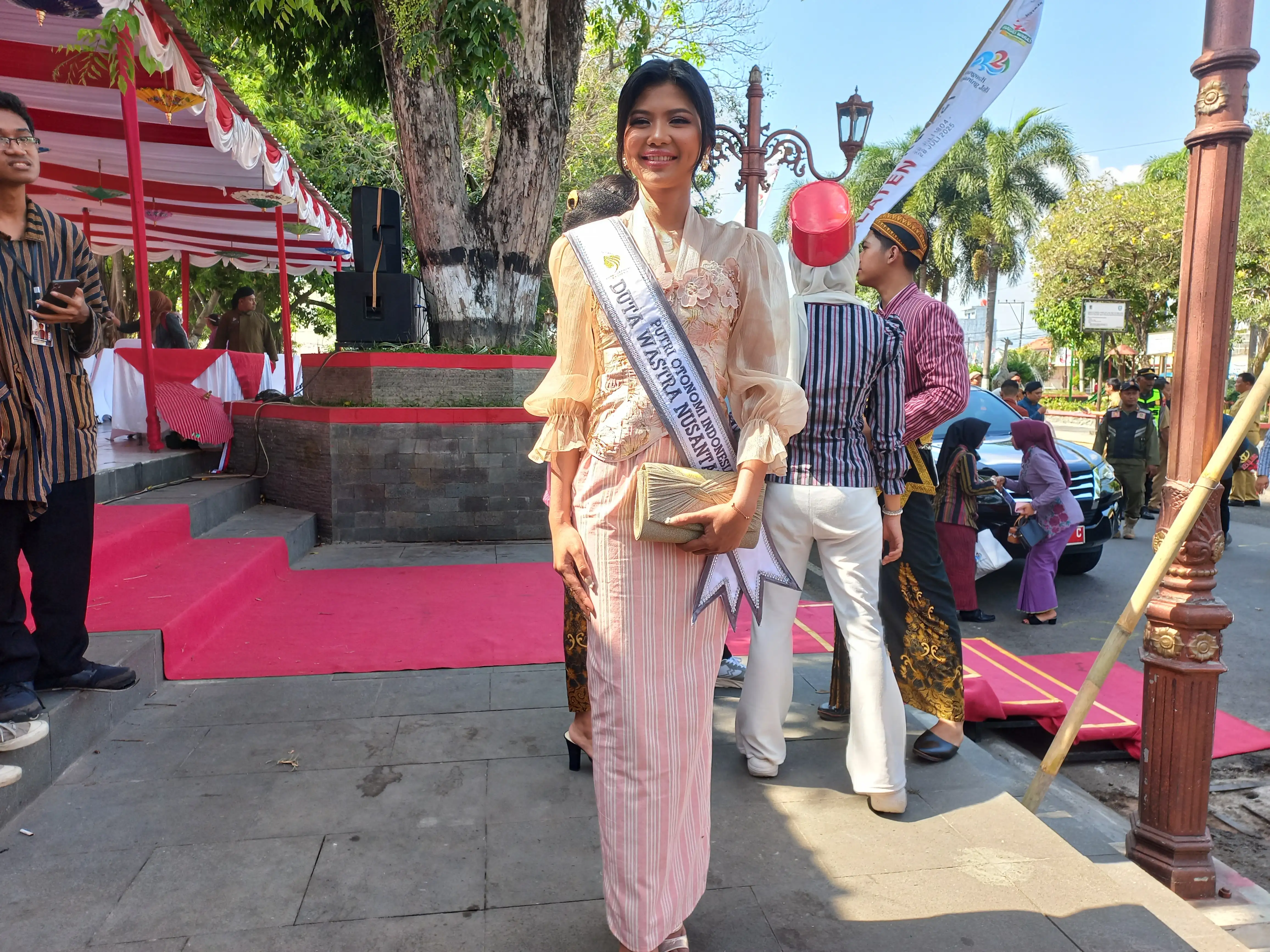 Jadi Duta Wastra Nusantara Putri Otonomi 2025, Wari Siap Populerkan Lurik Klaten