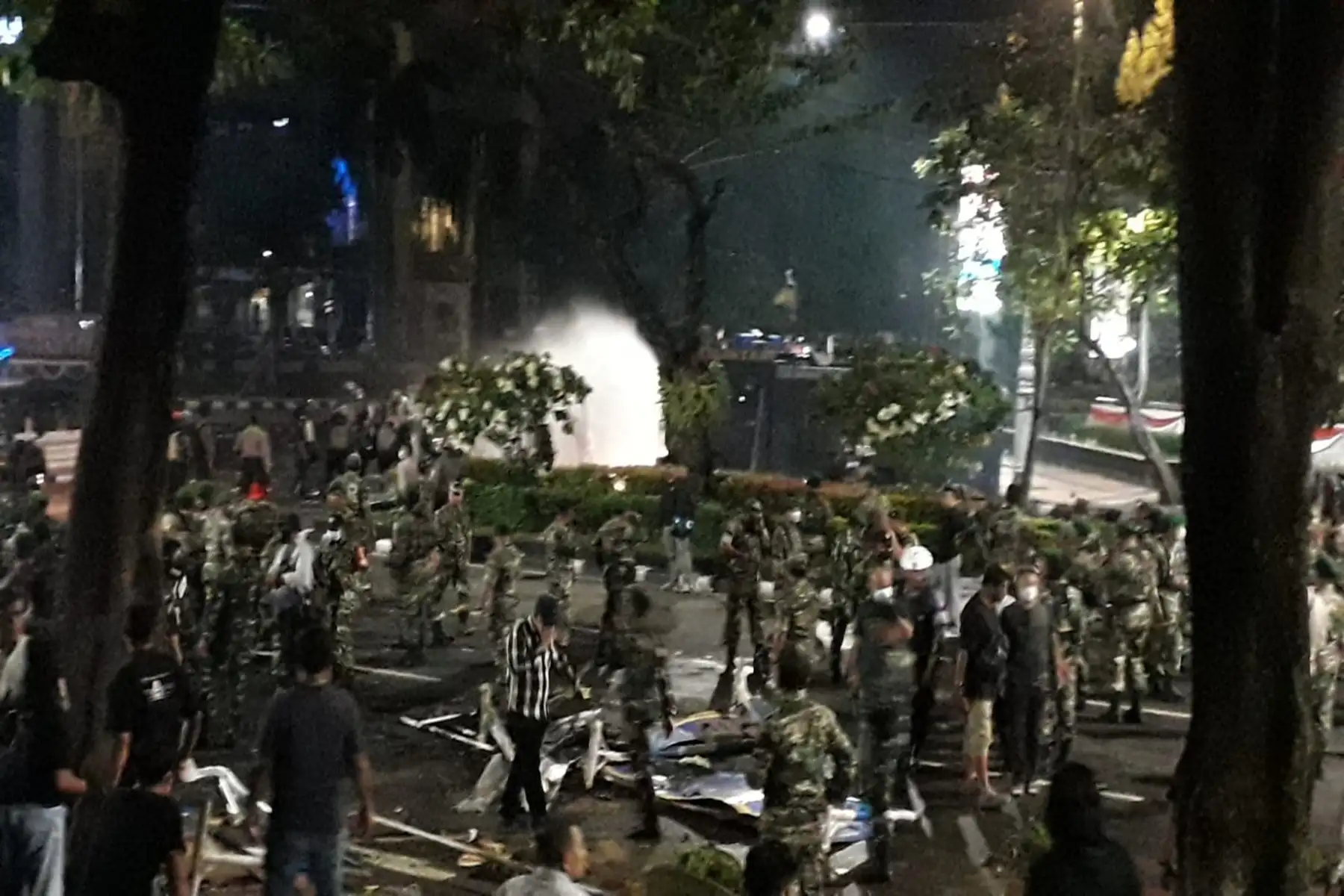 Demo Ojol Ricuh di Semarang: Pos Polisi Dibakar, 54 Orang Ditangkap