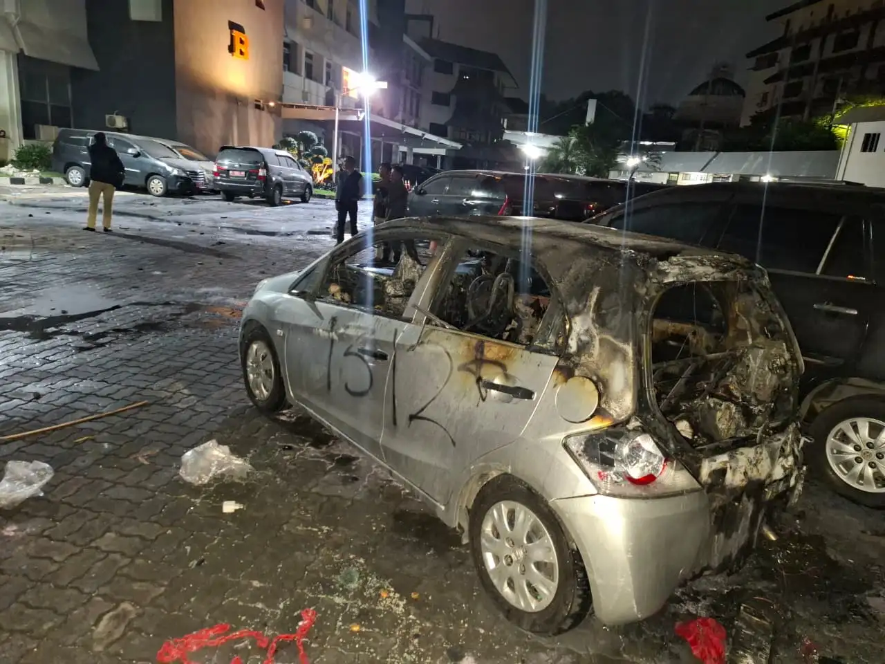 Dampak Aksi Demo Bela Ojol di Semarang: Mobil Terbakar dan Pos Polisi Hancur