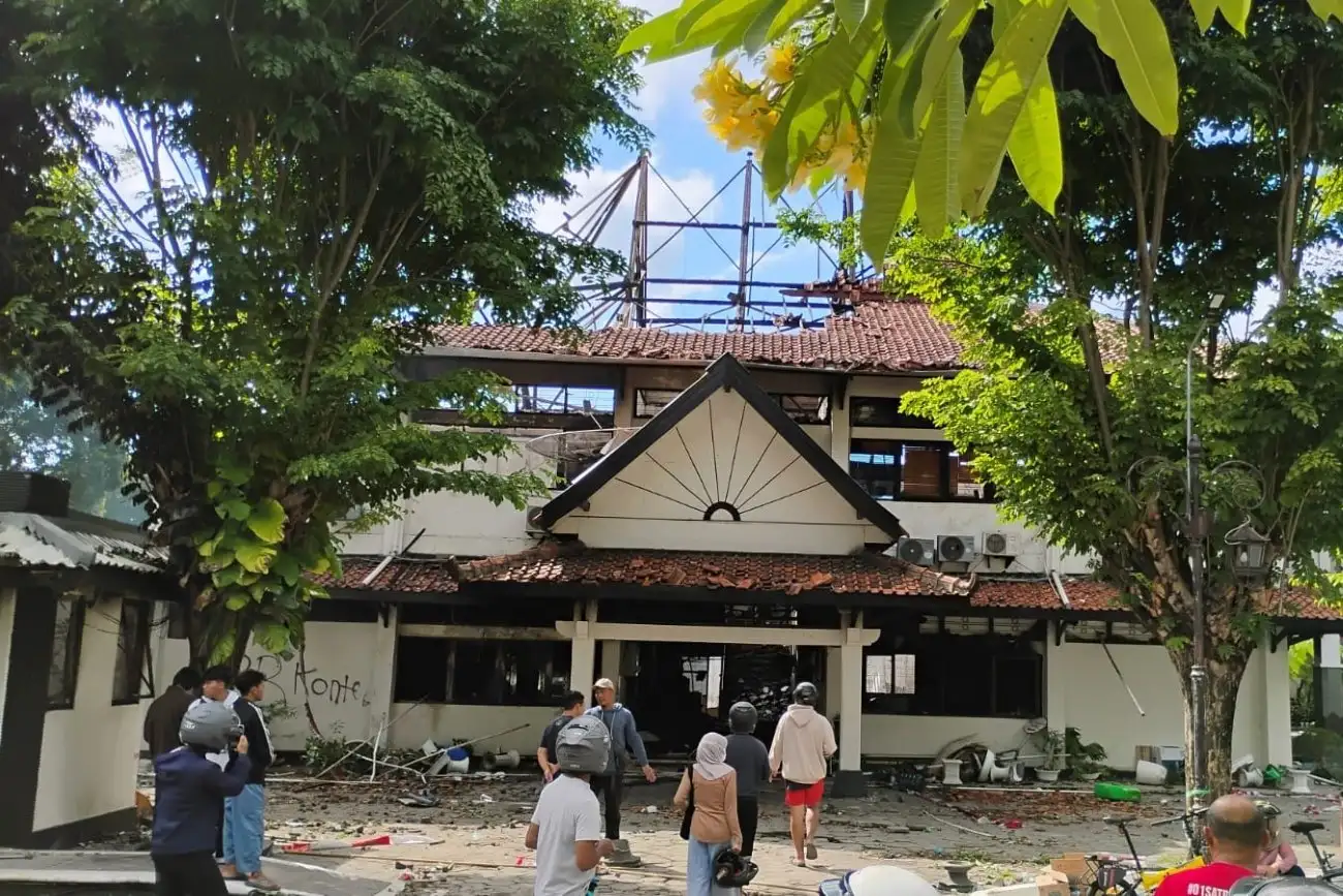 Gedung Setwan DPRD Solo Hancur Dibakar Massa